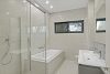 Moderne Eleganz auf einer Ebene: Neubaubungalow mit zeitlosem Design und durchdachter Raumaufteilung - Badezimmer Schlafzimmer 1