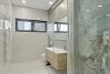 Moderne Eleganz auf einer Ebene: Neubaubungalow mit zeitlosem Design und durchdachter Raumaufteilung - Badezimmer 2