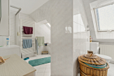 Badezimmer - Charmante Dachgeschosswohnung mit Familienflair und moderner Ausstattung – Ihre neue Wohlfühloase in Halle!