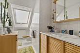 Gäste-WC - Charmante Dachgeschosswohnung mit Familienflair und moderner Ausstattung – Ihre neue Wohlfühloase in Halle!