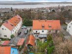 Haus mit Geiseltalsee im Hintergrund - Charmantes Mehrgenerationenhaus mit vielseitigen Nutzungsmöglichkeiten und Nähe zum Geiseltalsee