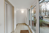 Hauseingang - 2-Raumwohnung in gefragter Toplage mit Balkon & Tiefgarage