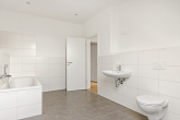 Badezimmer b - Tolle Familienwohnung unweit des Klinikums- Platz für Kind und Kegel!