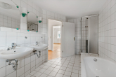 Badezimmer - Attraktive 3-Raumwohnung mit Südbalkon am Charlottencenter!