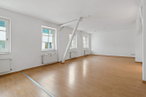 Wohnzimmer mit offener Küche - Attraktive 3-Raumwohnung mit Südbalkon am Charlottencenter!