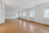 Wohnzimmer mit offener Küche - Attraktive 3-Raumwohnung mit Südbalkon am Charlottencenter!