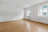 Wohnzimmer mit offener Küche - Attraktive 3-Raumwohnung mit Südbalkon am Charlottencenter!
