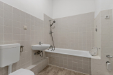 Badezimmer - 2,5-Raumwohnung mit Einbauküche am Steintor!